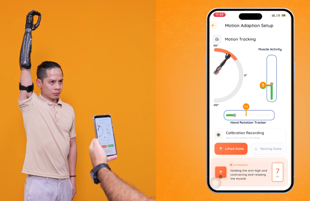 Nam thanh niên đang giơ cao cánh tay giả điện Vulcan để thiết lập tính năng Motion Tracking. Kế bên là màn hình ứng dụng Vulcan hiển thị trực quan góc nâng của cánh tay và đo lường tín hiệu cơ bắp theo thời gian thực.